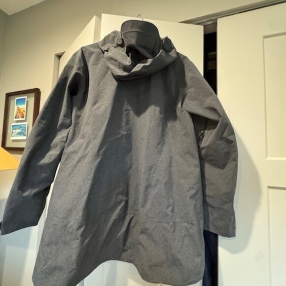 Arc'teryx Women's Gore-Tex Shell Jacket, Gray, XL -used exellent condition - Picture 2 of 6